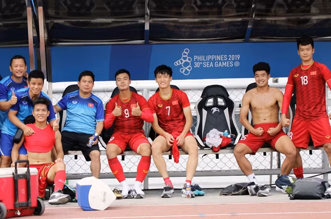 Buổi tập kết thúc trong sự vui vẻ của toàn đội, Chinh "đen" có màn kheo cơ bắp khá hài hước trong cabin.