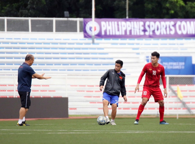 Bởi trong trận đấu sắp tới đối thủ của chúng ta là U22 Indonesia đội đang có phong độ ấn tượng tại bảng B. Trước thực tế này trong buổi tập HLV Park Hang-seo dành nhiều thời gian cho các cầu thủ nơi hàng thủ Việt Nam.