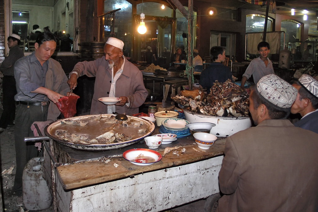 Những vị khách quây quanh bếp để thưởng thức món súp đầu cừu.