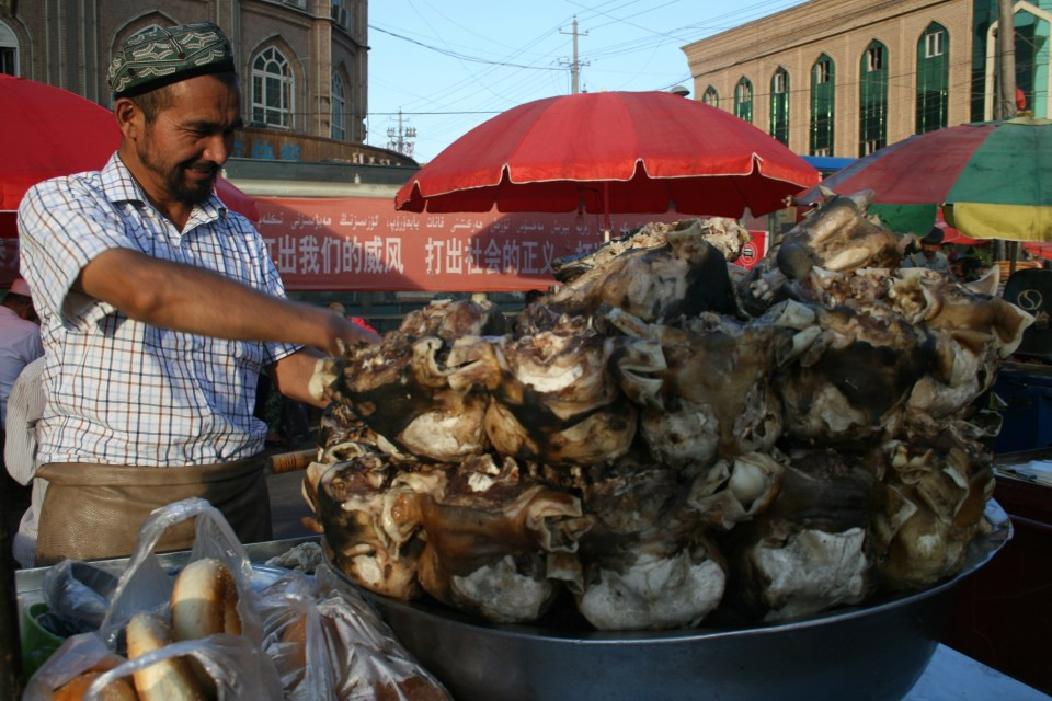 Tuy nhiên, súp đầu cừu là món ăn ngon được người dân địa phương yêu thích.