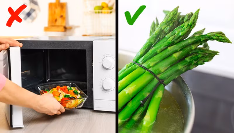 Không bao giờ được nấu chín măng tây bằng lò vi sóng, bởi điều này sẽ làm mất đi hàm lượng vitamin C có trong măng tây. Cách tốt nhất để nấu măng tây là hấp hoặc chiên.