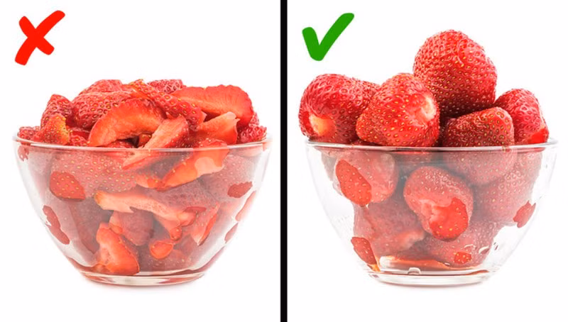 Giống như các loại trái cây có màu đỏ, dâu tây rất giàu chất xơ, chất chống oxy hóa và vitamin C. Tuy nhiên, bạn có biết khi dâu tây bị cắt nhỏ, chúng sẽ trở nên nhạy cảm với ánh sáng, oxy và mất chất dinh dưỡng dễ dàng. Do vậy, bạn không nên cắt nhỏ dâu tây khi lưu trữ.