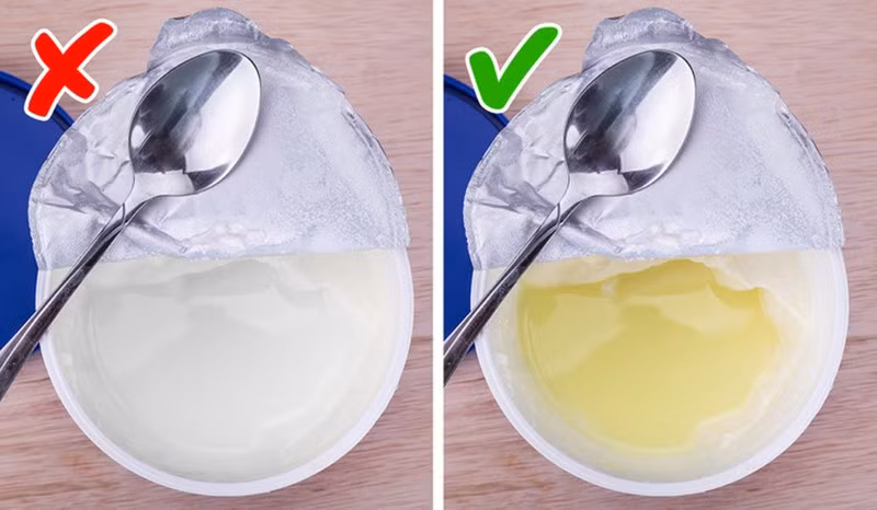 Chất lỏng nằm trên bề mặt sữa chua được gọi là whey - có chứa protein và vitamin B12. Bạn nên khuấy đều trước khi ăn sữa chua.