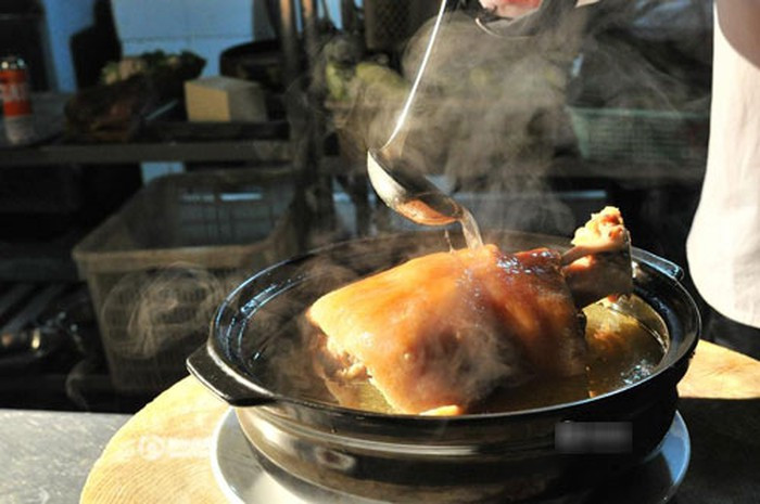 Thông thường, thịt lợn hun khói thường dùng làm súp, hầm, nhưng nó được ăn trực tiếp cùng với salad cũng rất ngon. Ảnh: Internet. Video "Chế biến món ngon từ nấm đông cô". Nguồn: VTC.