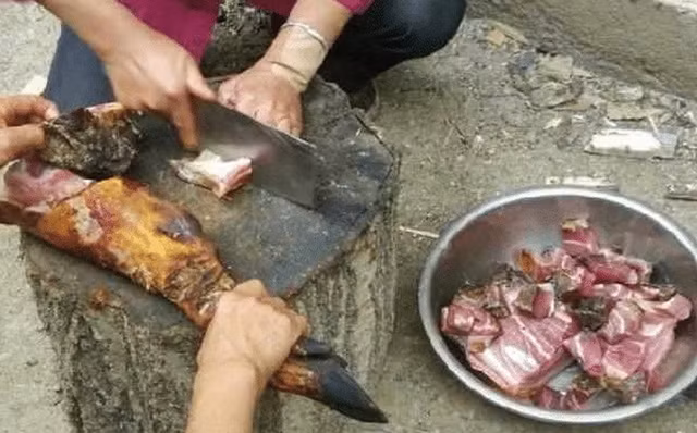 Sau khi được tẩm ướp đầy đủ, thịt lợn sẽ được hun khói và treo trong nhà từ 1 năm trở lên.