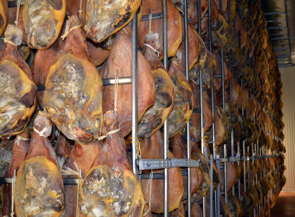 Bước tiếp theo là thoa một lớp muối lên bề mặt và massage đều tay để muối được thấm vào lớp da và thịt hoàn toàn.