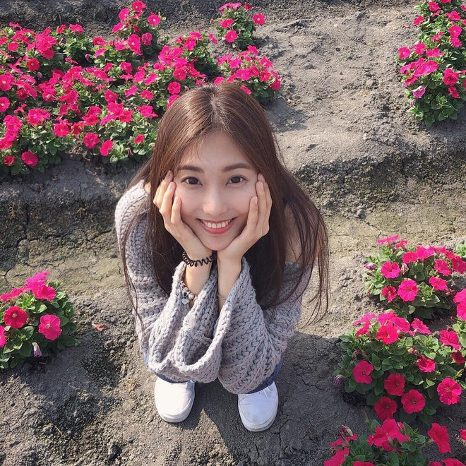 Nhiều dân mạng thích thú khi phát hiện nữ giảng viên 28 tuổi có một cô em gái xinh xắn không kém, là hot girl khá nổi trên mạng xã hội với hơn 240.000 follow, nick name Anber. Cô hiện là người mẫu và chủ một shop thời trang tại Đài Loan. Cặp chị em được nhiều người khen đều sở hữu nhan sắc ngọt ngào, cuốn hút.