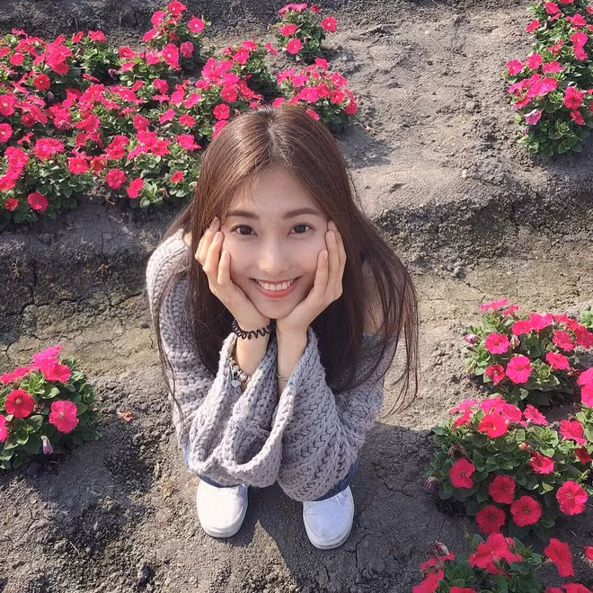 Nhiều dân mạng thích thú khi phát hiện nữ giảng viên 28 tuổi có một cô em gái xinh xắn không kém, là hot girl khá nổi trên mạng xã hội với hơn 240.000 follow, nick name Anber. Cô hiện là người mẫu và chủ một shop thời trang tại Đài Loan. Cặp chị em được nhiều người khen đều sở hữu nhan sắc ngọt ngào, cuốn hút.