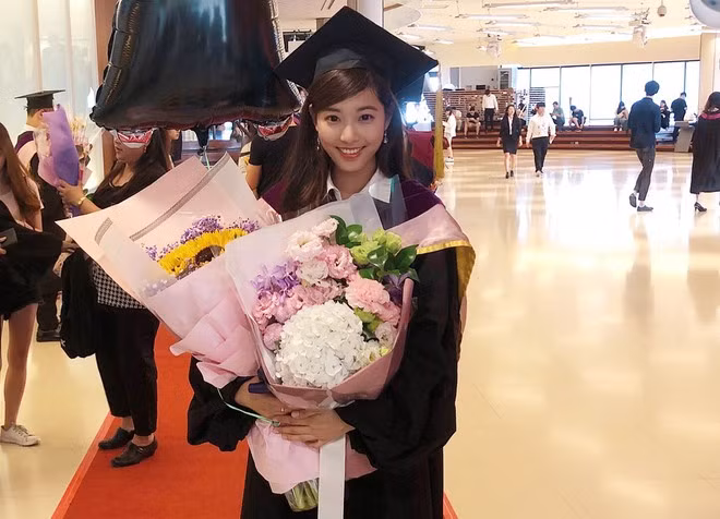 Trịnh Hiểu gây chú ý khi loạt ảnh cô giảng bài trên giảng đường được nhiều sinh viên chia sẻ. Gương mặt sáng, vóc dáng quyến rũ cùng phong cách thời trang trẻ trung của nữ giảng viên nhận được nhiều lời khen ngợi. Thậm chí, nhiều trang tin và đài truyền hình địa phương còn đưa tin về 9X và gọi cô là "giảng viên hot girl".