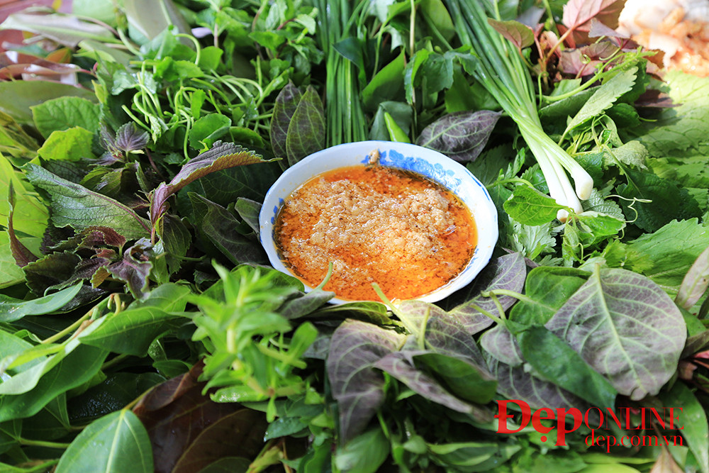 Gỏi lá được chọn từ hơn 40 loại lá khác nhau, nhiều loại rất quen thuộc nhưng cũng có những loại phải tìm kiếm từ rừng Tây Nguyên mới có.