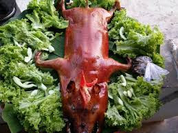 Heo rẫy nướng: Heo rẫy nướng cũng là một món ăn phổ biến của người dân Tây Nguyên, đặc biệt là vào các dịp lễ hội. Heo rẫy là loại heo được người dân Tây Nguyên nuôi theo tiêu chí chăn thả tự nhiên. Loại heo này khi nướng lên có mùi thơm hấp dẫn rất đặc trưng.