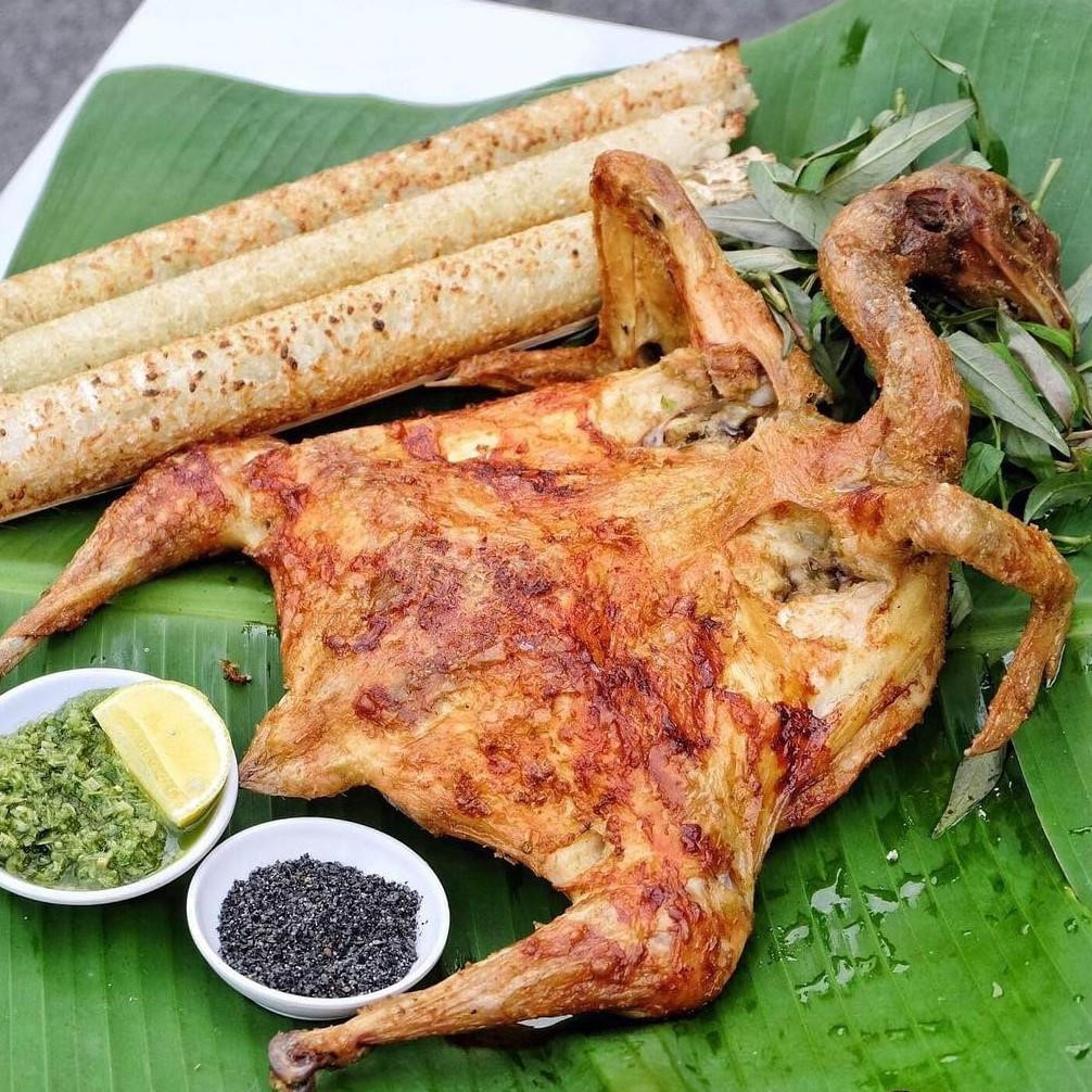 Thịt gà nướng bản đôn thường được ướp với nước sả, muối ớt và mật ong rừng. Gà cũng phải được giữ nguyên con và nướng xa lửa để mùi vị thấm dần đều, ám khói thơm ngây ngất. Món đặc sản Tây Nguyên này ngon nhất khi chấm với muối sả hoặc muối ớt rừng xanh được làm theo đúng chuẩn Tây Nguyên.