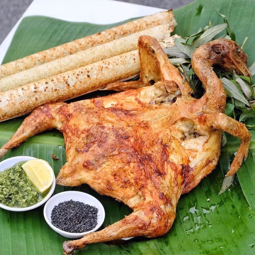 Thịt gà nướng bản đôn thường được ướp với nước sả, muối ớt và mật ong rừng. Gà cũng phải được giữ nguyên con và nướng xa lửa để mùi vị thấm dần đều, ám khói thơm ngây ngất. Món đặc sản Tây Nguyên này ngon nhất khi chấm với muối sả hoặc muối ớt rừng xanh được làm theo đúng chuẩn Tây Nguyên.