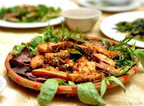 Món heo rẫy nướng đúng chuẩn người Tây Nguyên phải có lớp da mỏng, nhưng giòn, ít mỡ. Thịt bên trong phải mềm và ngọt. Bí quyết cho hương vị đặc biệt của món ăn này còn nằm ở công thức ướp thịt gia truyền của người dân địa phương. Để thịt có màu vàng óng, người nấu phải phết một lớp nước chanh và mạch nha lên bề mặt da heo ngay trước khi nướng.