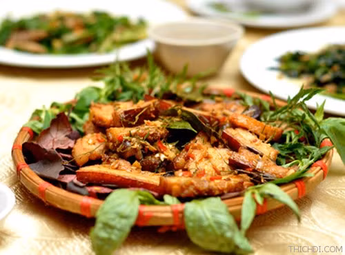 Món heo rẫy nướng đúng chuẩn người Tây Nguyên phải có lớp da mỏng, nhưng giòn, ít mỡ. Thịt bên trong phải mềm và ngọt. Bí quyết cho hương vị đặc biệt của món ăn này còn nằm ở công thức ướp thịt gia truyền của người dân địa phương. Để thịt có màu vàng óng, người nấu phải phết một lớp nước chanh và mạch nha lên bề mặt da heo ngay trước khi nướng.