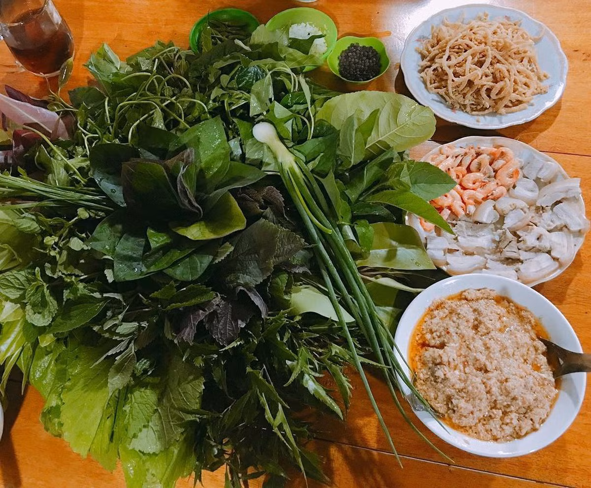 Gỏi lá: Nếu một lần đến phố núi nằm ở cực bắc Tây Nguyên (Kontum), mời bạn cùng cư dân vùng sơn cước thưởng thức món gỏi lá đặc sản.