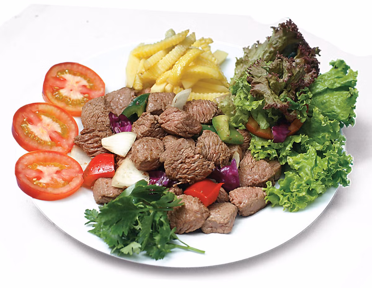 Thịt đà điểu: Hiện nay trên địa bàn huyện Ba Vì đã hình thành nhiều nhóm hộ chuyên nuôi Đà Điểu lấy thịt và trứng để cung ứng cho thị trường nội đô và các vùng phụ cận đặc biệt với món giò Đà Điểu chất lượng thơm ngon, đảm bảo đang được nhiều người tiêu dùng ưa chuộng. Trở thành đặc sản trên hành trình về du lịch Ba Vì của nhiều du khách. Thịt đà điểu mua về có thể chế biến thành nhiều món ăn hấp dẫn.