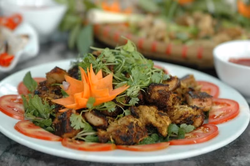 Thịt lợn rừng: Được thiên nhiên ban tặng cho những dãy núi hùng vĩ nên thịt các loại thú rừng cũng rất được ưa chuộng ở Ba Vì. Các loại thịt chim như trĩ, gà gô hoặc nhím, cầy… Thịt thú rừng thường được bán ở các nhà hàng cạnh các điểm du lịch ở Ba Vì.