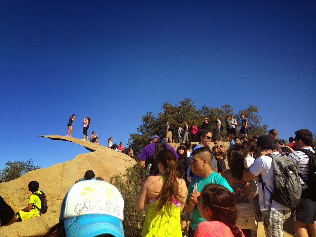 Phần nhô ra tự nhiên trông kỳ ảo, cùng cảnh quan hùng vĩ phía dưới khiến nhiều người tưởng rằng mỏm đá này rất cao và nguy hiểm. Trên thực tế, Potato Chip Rock chỉ cách mặt đất khoảng 3 m. Tùy vào sự sáng tạo và khéo léo lựa chọn góc của người chụp, du khách sẽ có được những bức ảnh khác xa với thực tế. Ảnh: brian and ashley's hiking.