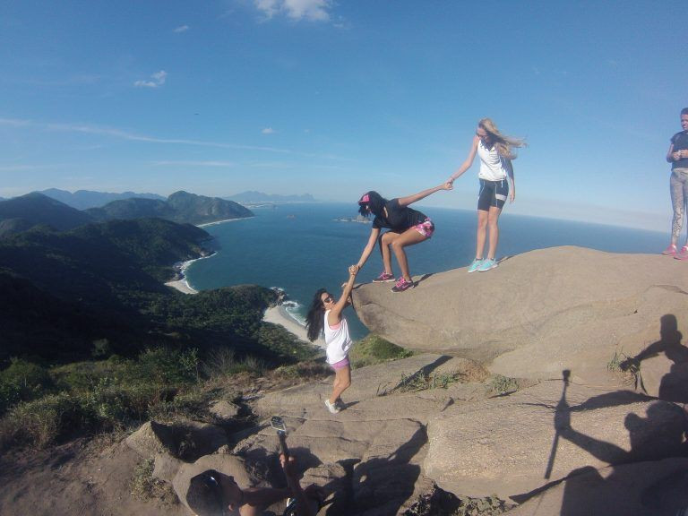 Nằm ở Pedra do Telegrafo, thuộc công viên tiểu bang Pedra Branca của Brazil, mỏm đá này thu hút du khách đến check-in nhờ vị trí dễ khiến nhiều người lầm tưởng về chiều cao thật của nó. Thực tế, mỏm đá này chỉ cách mặt đất vỏn vẹn 1 m. Tùy vào góc chụp, tảng đá có vẻ chênh vênh. Tuy nhiên, thực tế, ngay dưới mỏm đá này lại là khoảng đất khá rộng rãi và bằng phẳng. Ảnh: getgo outdoor.