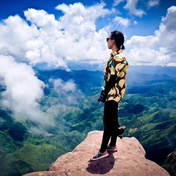 Tại Việt Nam, mỏm đá trên đỉnh Pha Luông (Sơn La) cũng là điểm check-in thu hút các tín đồ du lịch. Trên thực tế, mỏm đá không quá chênh vênh và nguy hiểm như trong ảnh "sống ảo". Tuy nhiên, du khách nên cẩn thận trong quá trình leo lên đỉnh Pha Luông vì địa hình khá dốc. Mỏm đá cách mặt đất thấp nhưng nằm ở vị trí cao, đông người qua lại chụp hình, có thể gây nguy hiểm nếu bạn không chú ý. Ảnh: hanh_cao97, ivivu.