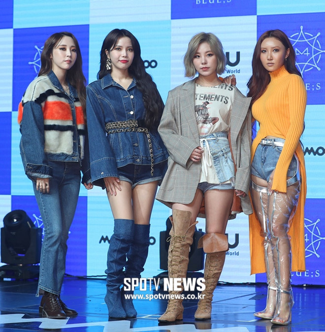 Hwasa của nhóm nữ Mamamoo (ngoài cùng bên phải) đóng vai trò rapper. Cô là thành viên gây chú ý trong giới Kpop gần đây vì gu thời trang không giống ai.