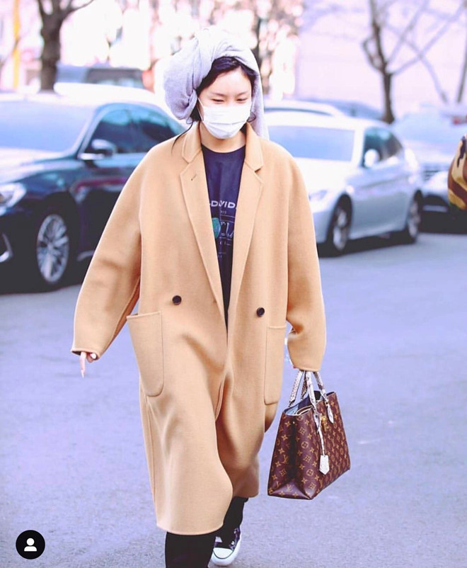 Hwasa vẫn thản nhiên để khăn quấn đầu ra đường sau khi vừa gội xong.