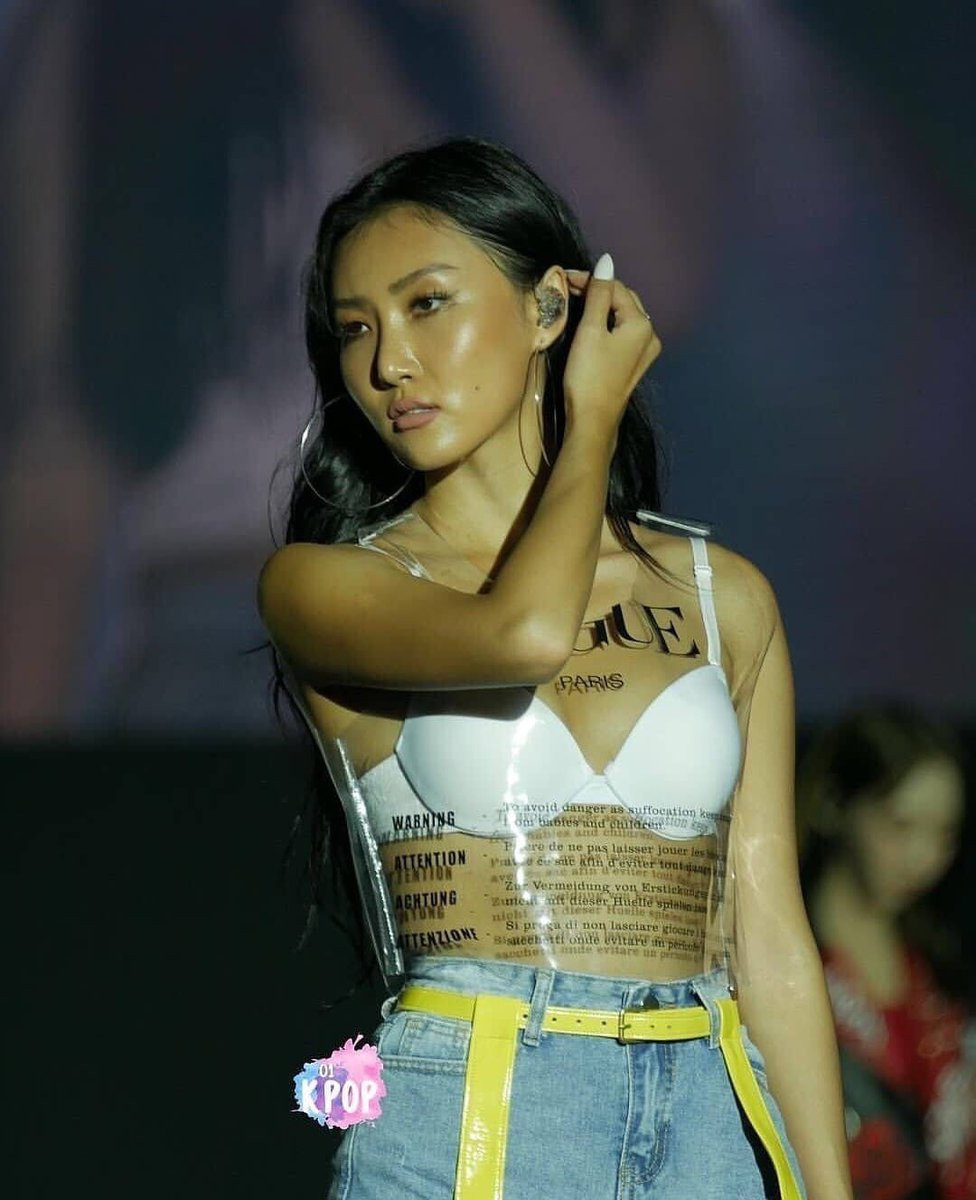 Có lần, cô mặc chiếc áo trong suốt chẳng khác gì không mặc khiến người nhìn “nhức mắt”. Ảnh: Internet. Video "Minh Hằng chia sẻ về phong cách thời trang". Nguồn: VTC.