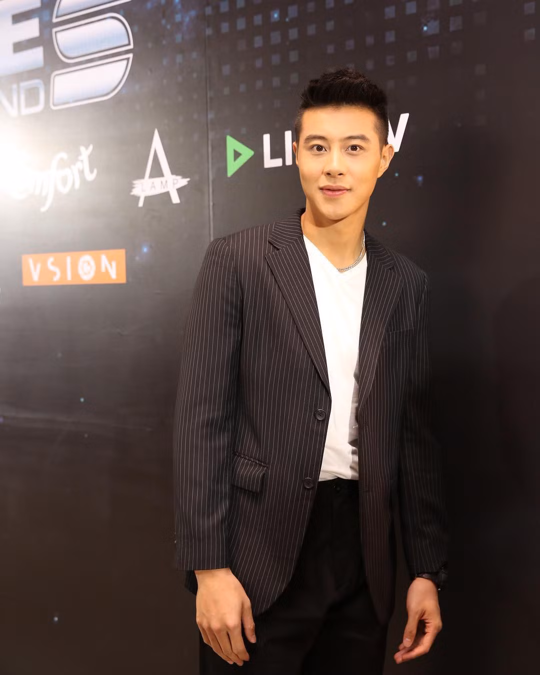 Phong cách thời trang đơn giản và nam tính của chàng người mẫu được đánh giá cao hết mức.