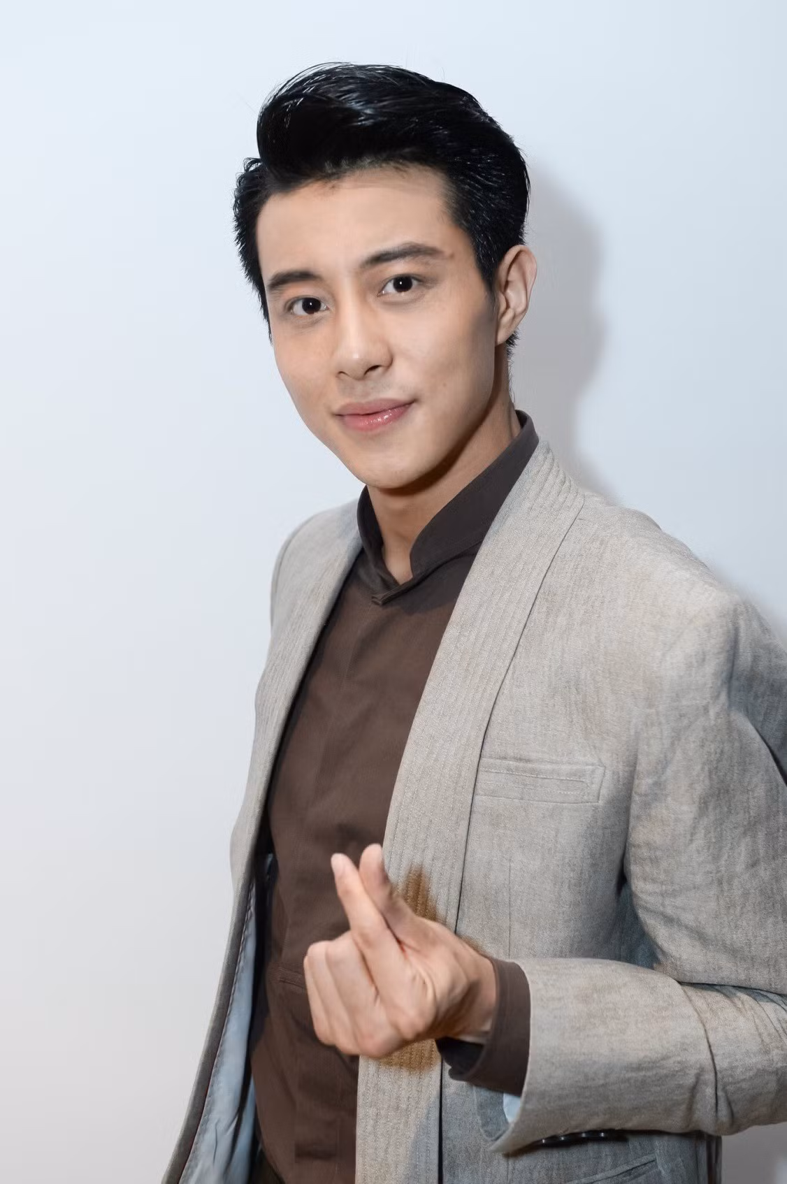 Áo sợ mi với vest là hai trang phục không thể thiếu trong tủ đồ của Jack.