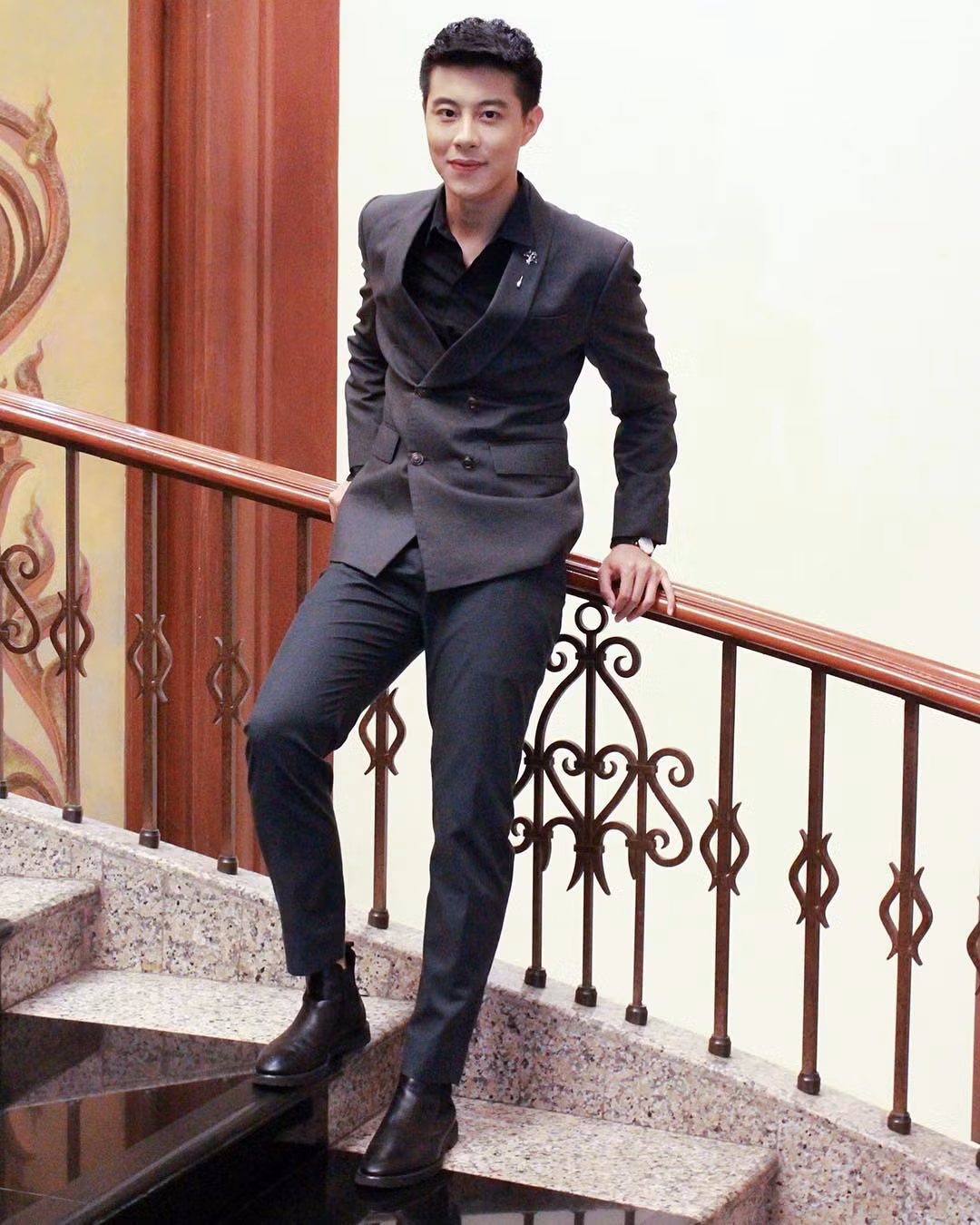 Mỹ nam đóng bộ suit đẹp trai vô cùng.