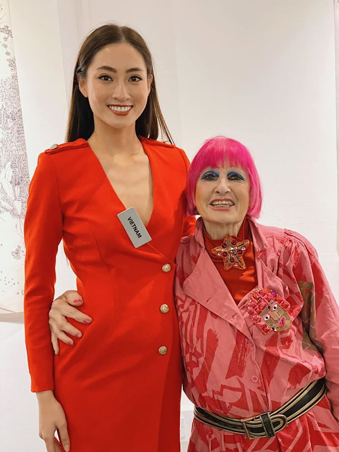 Tại cuộc thi năm nay, Lương Thùy Linh chọn các mẫu váy áo quyến rũ với nhiều màu sắc bắt mắt nhằm tạo ấn tượng với truyền thông và giành thiện cảm từ khán giả thế giới.