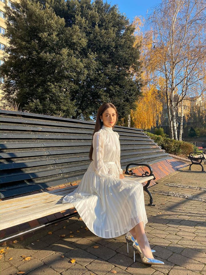 Chiếc váy trắng tinh tế phối với đôi cao gót màu bạc cực sang.