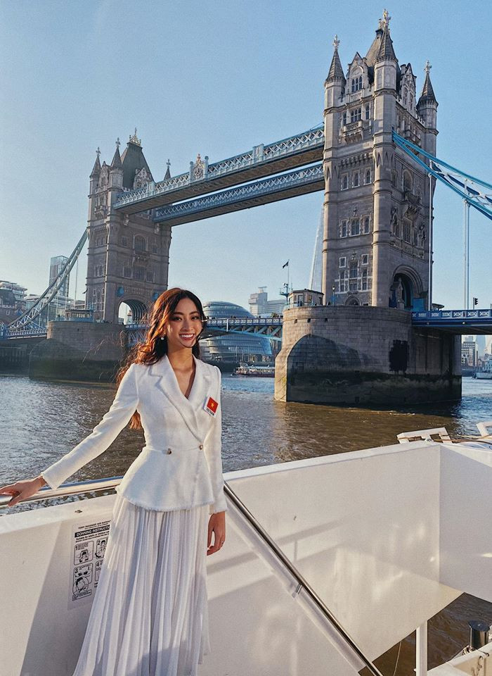 Áo vest trắng phối với chân váy cùng tông vừa thanh lịch vừa sang trọng.