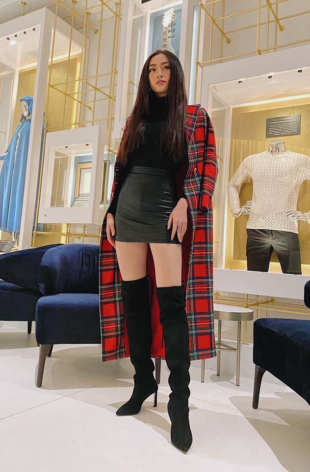 Cách phối đồ thời thượng của nàng hậu tạo cảm giác sang trọng và quý phái.