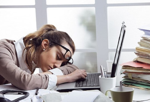 3 kieu ngu trua khong khac gi “tu sat”, 90% dan van phong deu mac phai