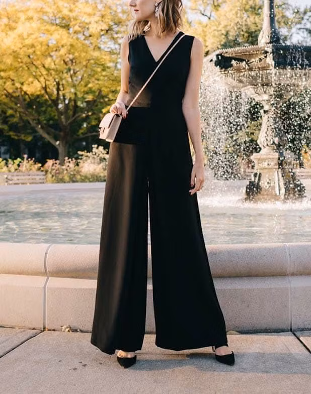 Không mặc nguyên cây màu đen. Màu đen tượng trưng cho sự sang trọng nhưng đồng thời cũng là tang tóc, đau thương. Bạn không nên mặc màu đen toàn tập đến dự đám cưới vì một số người cho rằng đó làm điềm xấu. Tuy nhiên, một chiếc váy đen giản dị cùng trang sức và đôi giày lấp lánh sẽ giúp bạn trở nên sang trọng hơn.