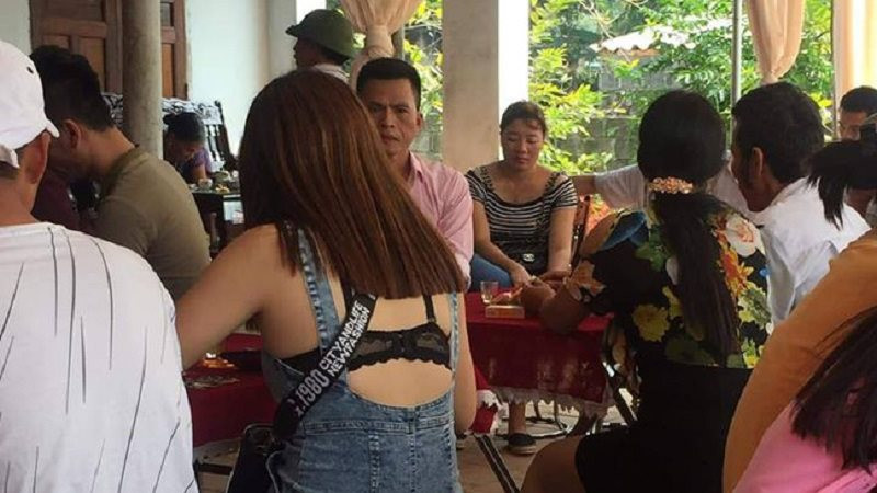 Cách đây không lâu, hình ảnh cô gái diện chiếc váy táo bạo lộ cả áo lót đi đám cưới ở quê cũng bị chỉ trích trên mạng xã hội.