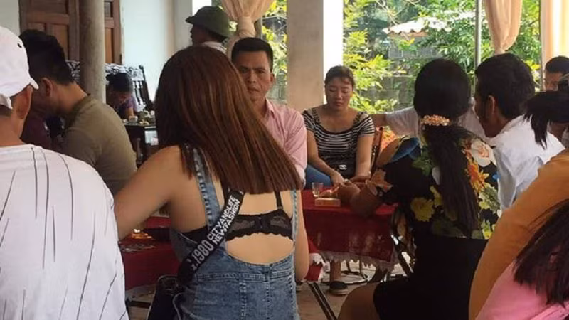 Cách đây không lâu, hình ảnh cô gái diện chiếc váy táo bạo lộ cả áo lót đi đám cưới ở quê cũng bị chỉ trích trên mạng xã hội.