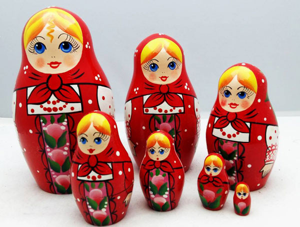 Xứ sở bạch dương có những món quà lưu niệm mang đậm phong cách văn hóa Nga để khách du lịch giữ mãi những kỷ niệm về đất nước tươi đẹp này. Búp bê matryoshka nổi tiếng là một trong những món quà lưu niệm phổ biến mà du khách không thể bỏ qua mỗi khi đặt chân đến nước Nga.