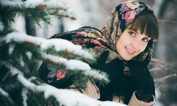 Khăn quàng Pavlovo-Pasad: Khăn choàng Nga được những người phụ nữ Nga rất ưa chuộng, đây được coi như một món đồ thời trang. Rất nhiều khách du lịch Nga đều muốn mua về để tặng hoặc như là một vật kỷ niệm đến với xứ sở bạch dương.