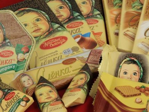 Socola Nga: Đến Nga không thể bỏ qua món quà nổi tiếng nữa là socola. Ở Nga, có một loại socola nổi tiếng và vươn xa ra thế giới đó là Alenka. Alenka là sản phẩm nổi tiếng từ năm 1804 và tồn tại lâu đời nhất ở Nga. Với hình ảnh là một em bé Nga trên bao bì làm nổi bật sản phẩm không chỉ ở Nga mà còn trên toàn thế giới nên được rất nhiều du khách đến quốc gia này ưu chuộng.