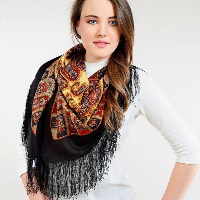 Có nhiều loại khăn choàng ở Nga, nhưng phải kể đến 2 loại đặc biệt là khăn choàng Orenburg và khăn choàng Pavlovo Pasad. Chất liệu của những chiếc khăn này là len 100% nên chúng rất mềm và ấm.