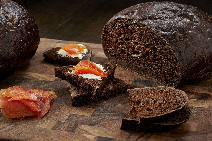 Đặc sản của Nga: Ngoài những đồ lưu niệm, khi đi du lịch Nga bạn còn có thể mua những món ăn đặc sản về làm quà như: bánh mỳ đen, phomat hun khói, cá vovla hay trứng cá hồi.