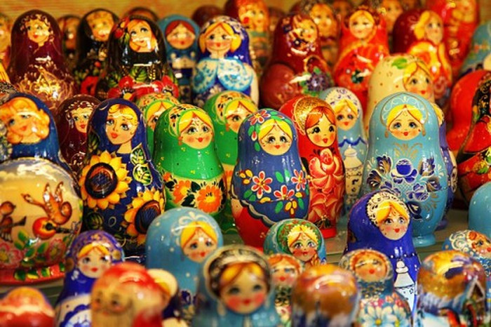 Những hình ảnh vẽ trên búp bê matryoshka là sự phản ánh cuộc sống và truyền thống nước Nga. Đây là món quà lưu niệm Nga cực kỳ ý nghĩa.