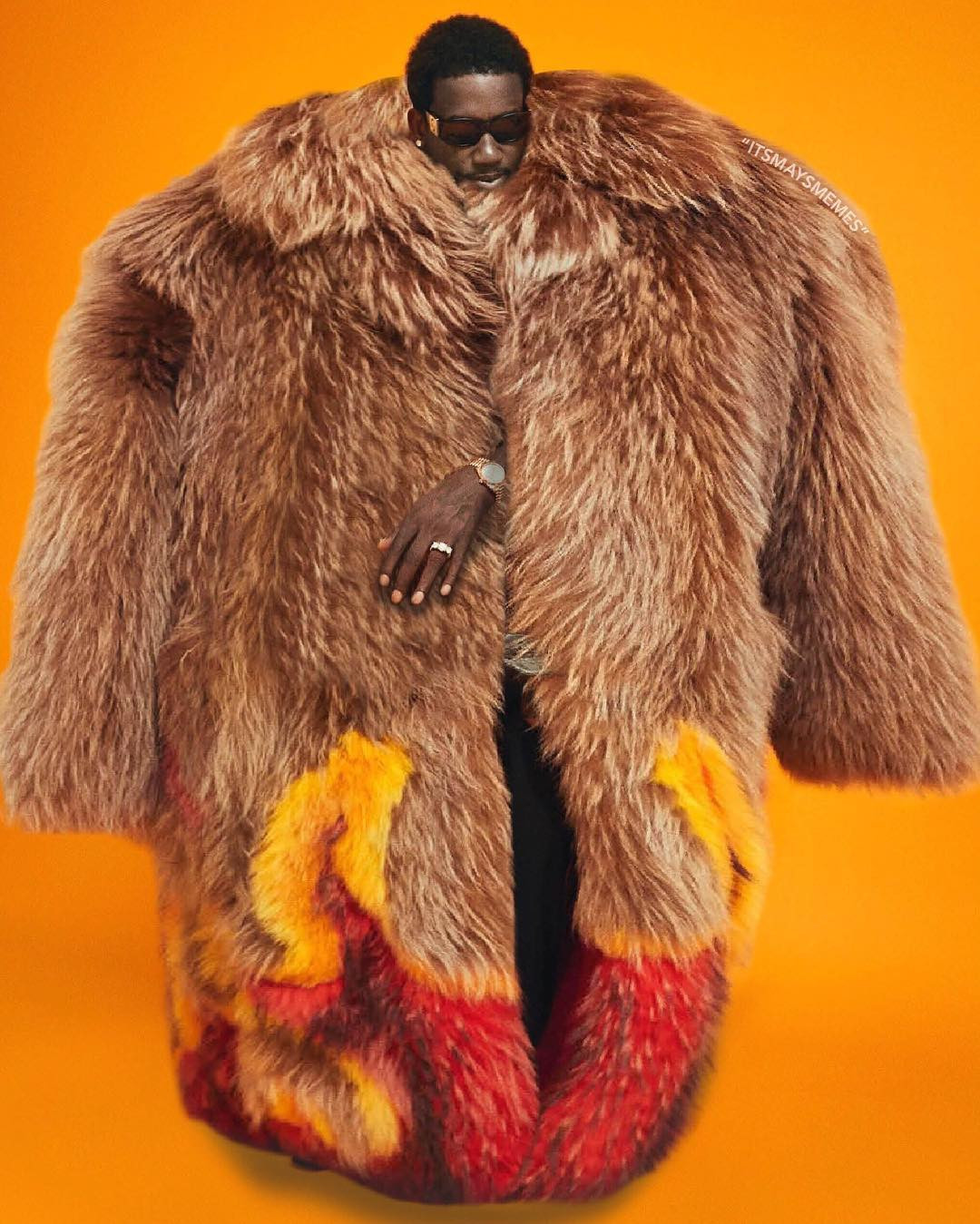 Các sao ngoại khiến giới mộ điệu sửng sốt khi xuất hiện trên phố với chiếc áo khoác khổng lồ.