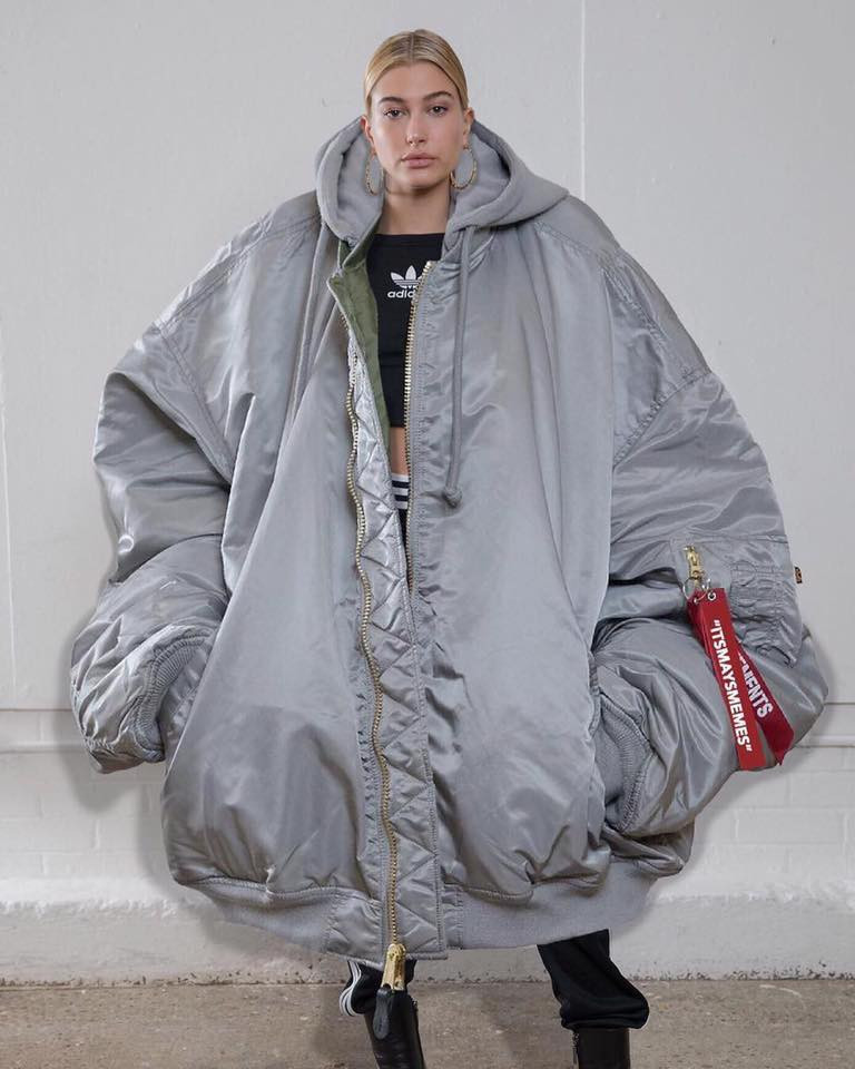 Với kiểu áo ngoại cỡ này, bạn không còn sợ cái lạnh mùa đông nữa.