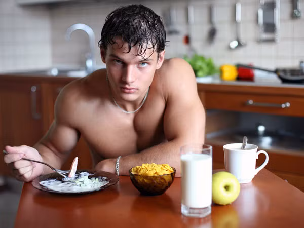 Nuốt đau: Ung thư phổi giai đoạn đầu thường biểu hiện bằng những cơn đau khi nuốt vào cổ họng. Nếu bạn thường xuyên bị cơn đau này ghé thăm thì nên đi kiểm tra sức khỏe sớm. Bởi đây là một trong những dấu hiệu của căn bệnh ung thư có tỷ lệ người chết rất cao.