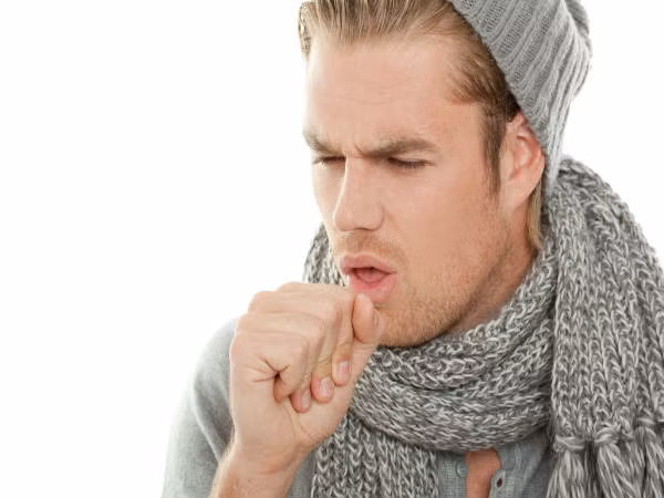 Ho kéo dài: Ho trở thành mãn tính, kéo dài, không đỡ thì đó cũng là dấu hiệu của bệnh ung thư phổi ở nam giới.