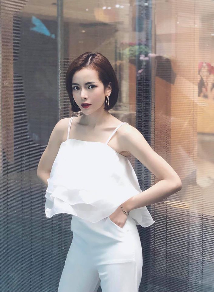 Nữ ca sĩ kết hợp áo hai dây với quần âu trắng ton sur ton cực sành điệu.